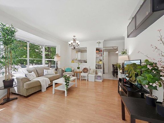 5th image of 2620 Jane St #109