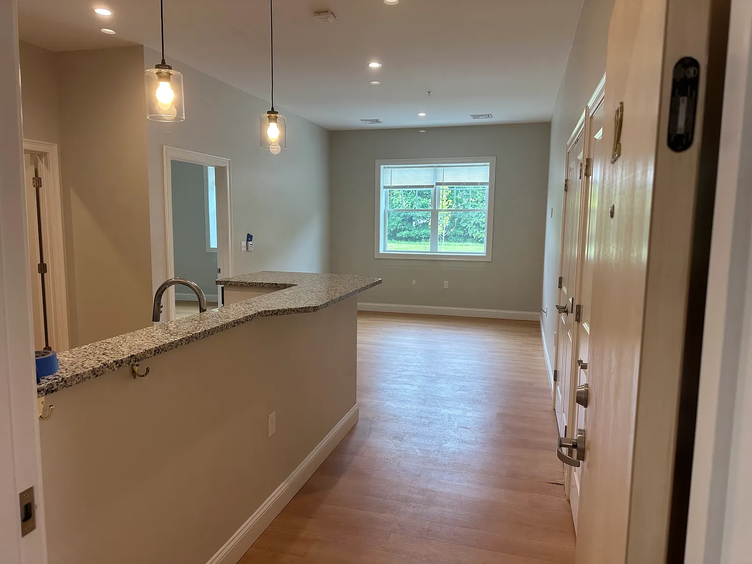 1 bed, 660 sqft, $1,800 — Photo 3