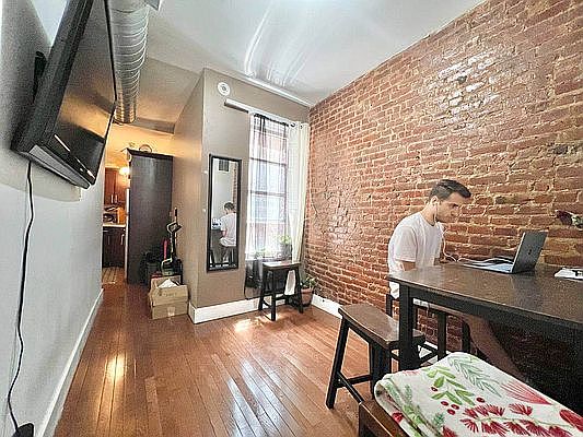 2nd image of 864 Hart St APT 2R