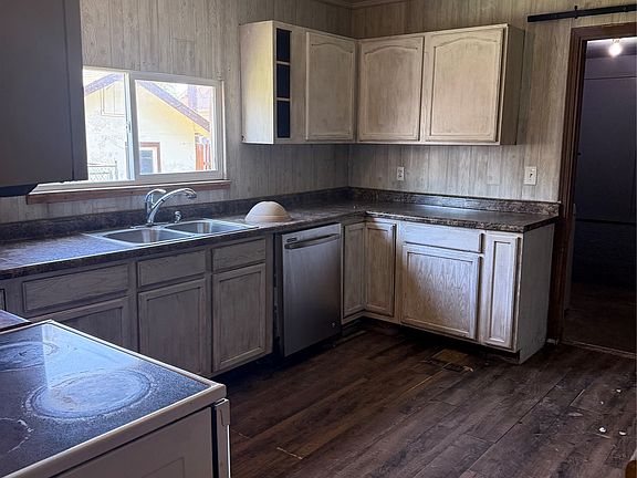 4th image of 606 N 10th St
