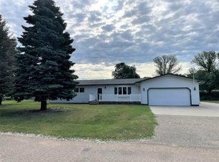 810 65th St NW, Minot, ND 58703