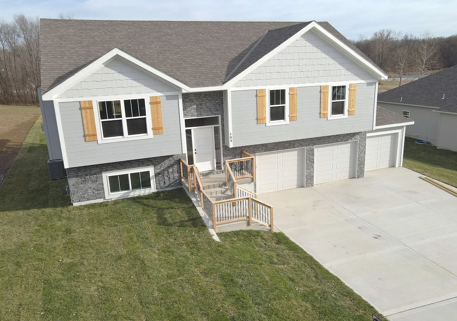 Brand new 4-bedroom, 3-bath House with a 3 car garage for rent! — Photo 1