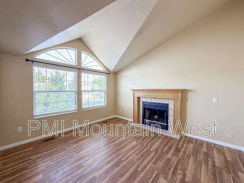 3 bed, 2.0 bath, 1660 sqft, $2,395 — Photo 4