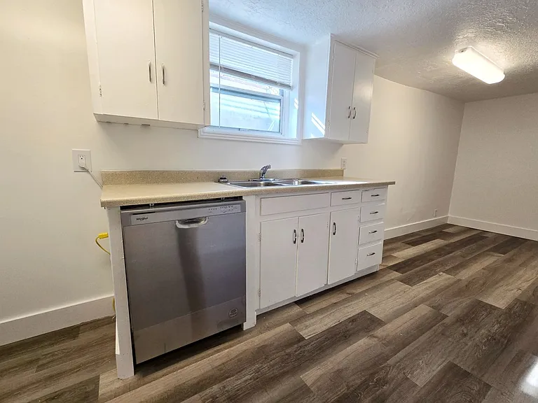 347 1/2 E Center St — Photo 10