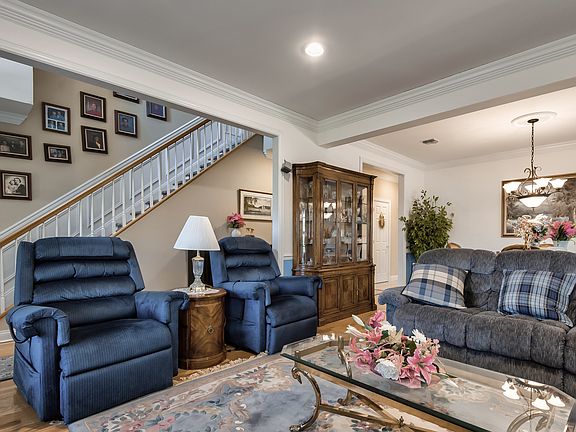 3rd image of 23 Golden Spruce Dr