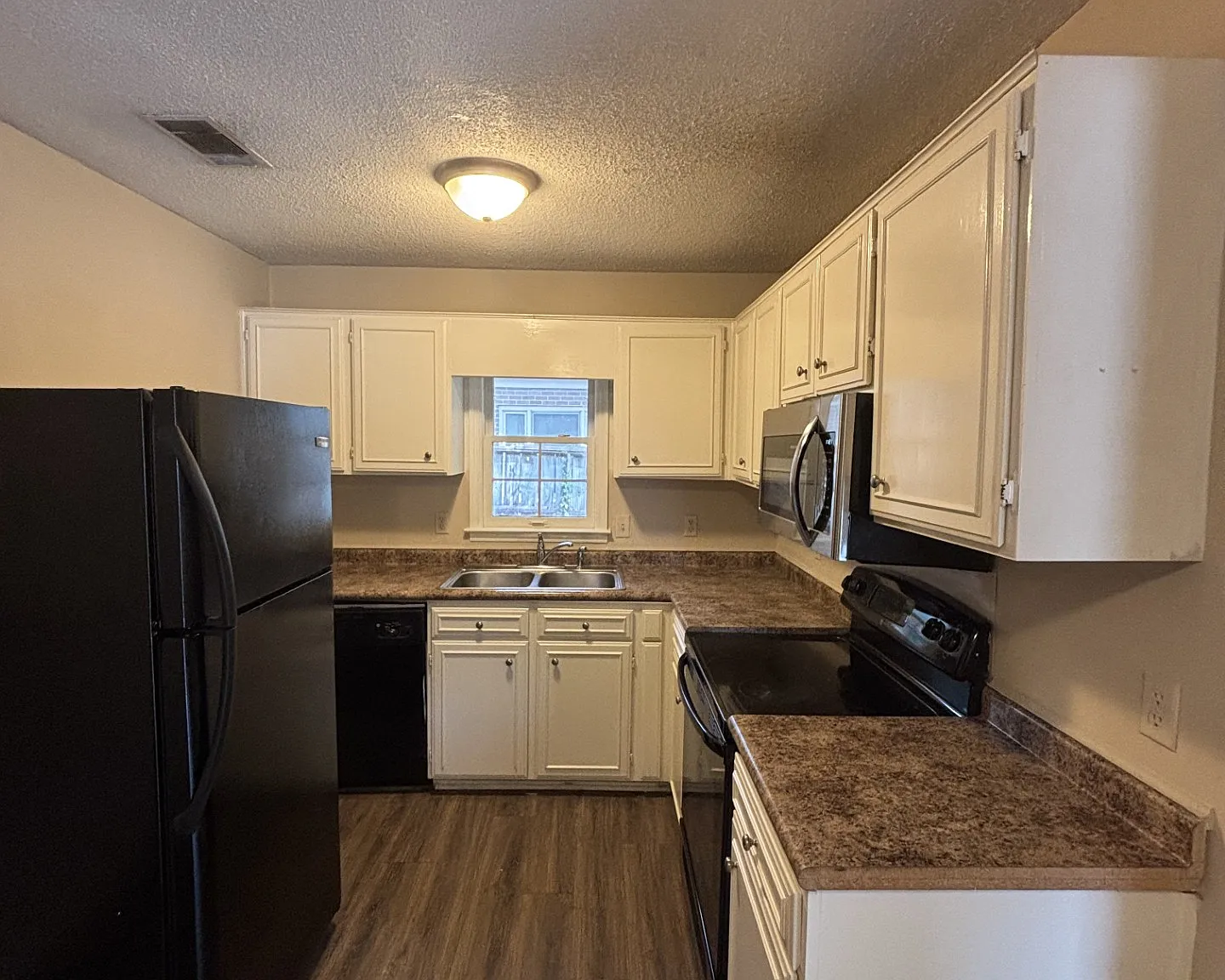3 bed, 1650 sqft, $1,650 — Photo 2
