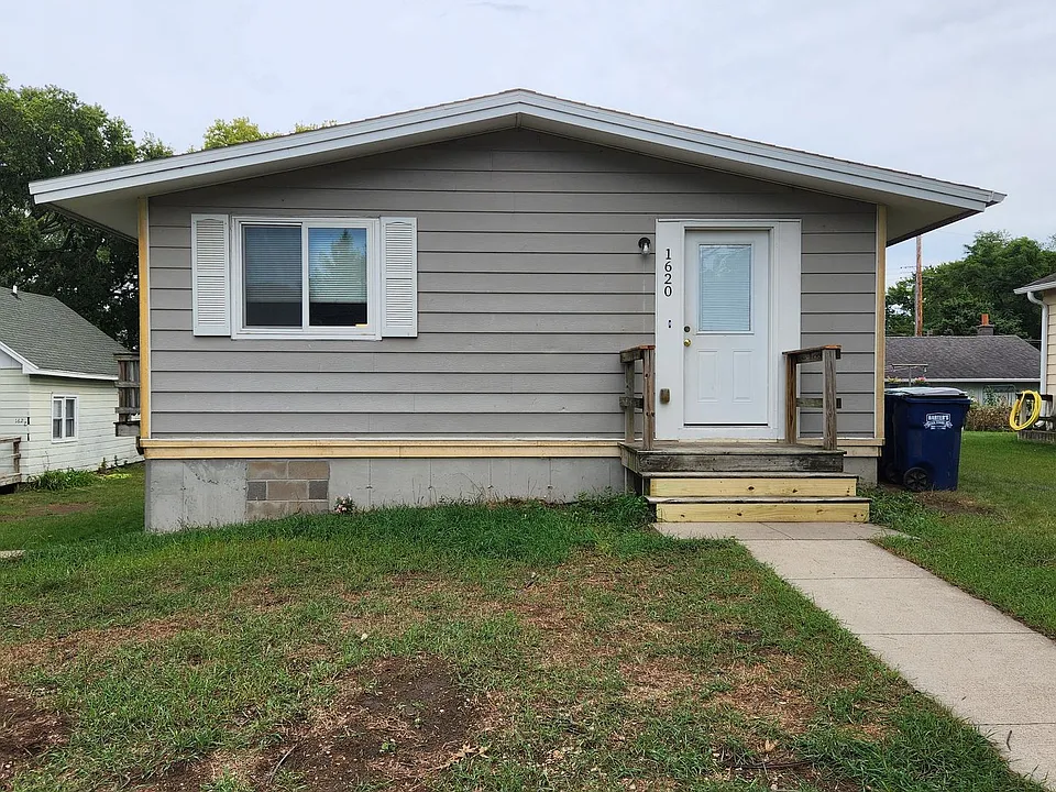 1620 La Crescent St