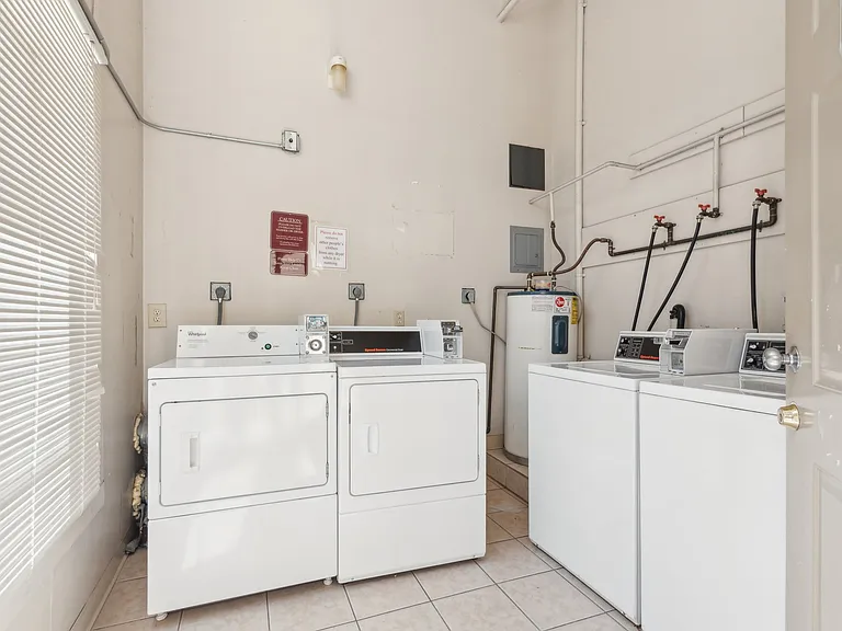2070 University Avenue — Photo 19