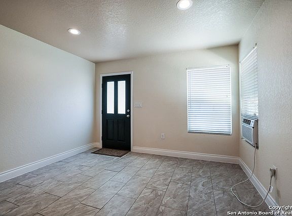 4th image of 327 Pinehurst Blvd