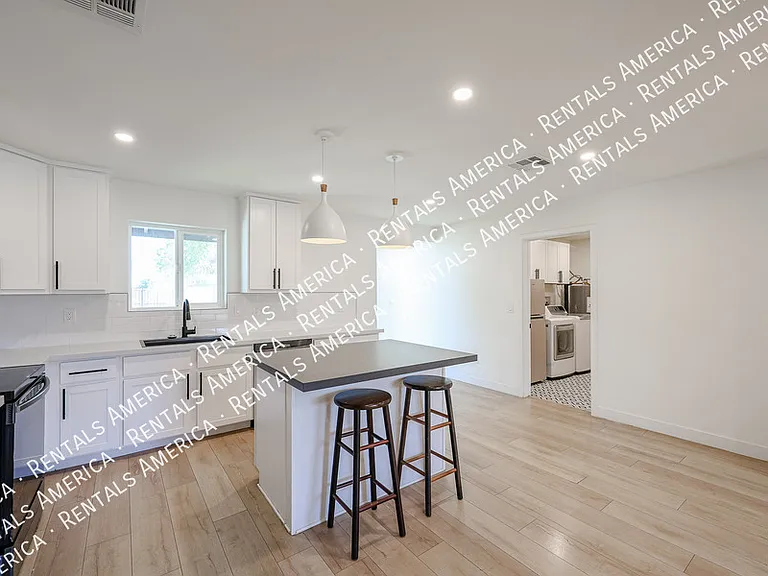 1909 E Indianola Ave — Photo 16