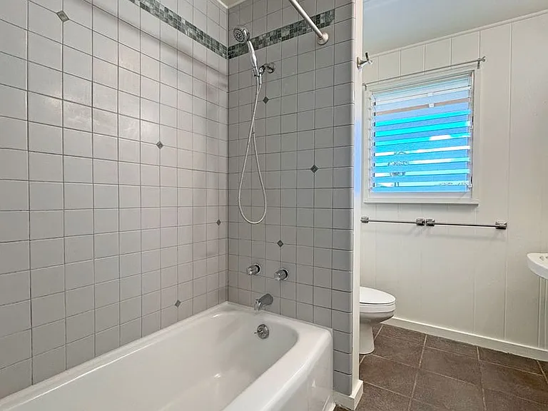 1220 Center St #B — Photo 12