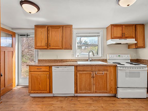 4th image of 102 Corliss Hill Road