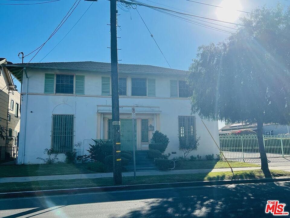 2nd image of 1564 W 36th Pl