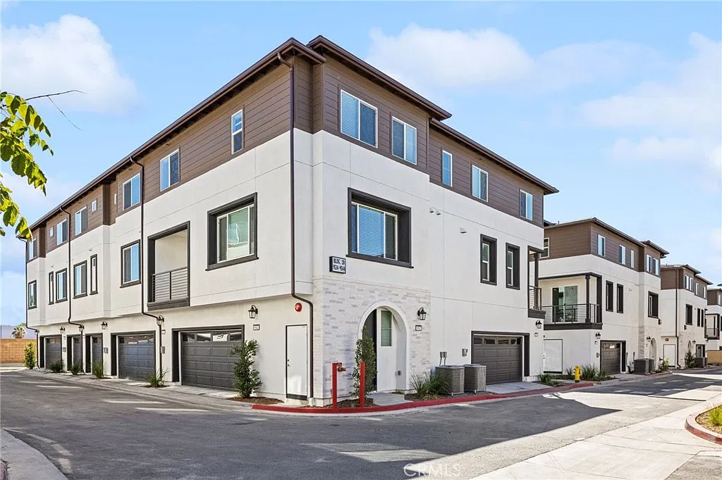 3 bed, 2.5 bath, 1444 sqft, $3,400 — Photo 1