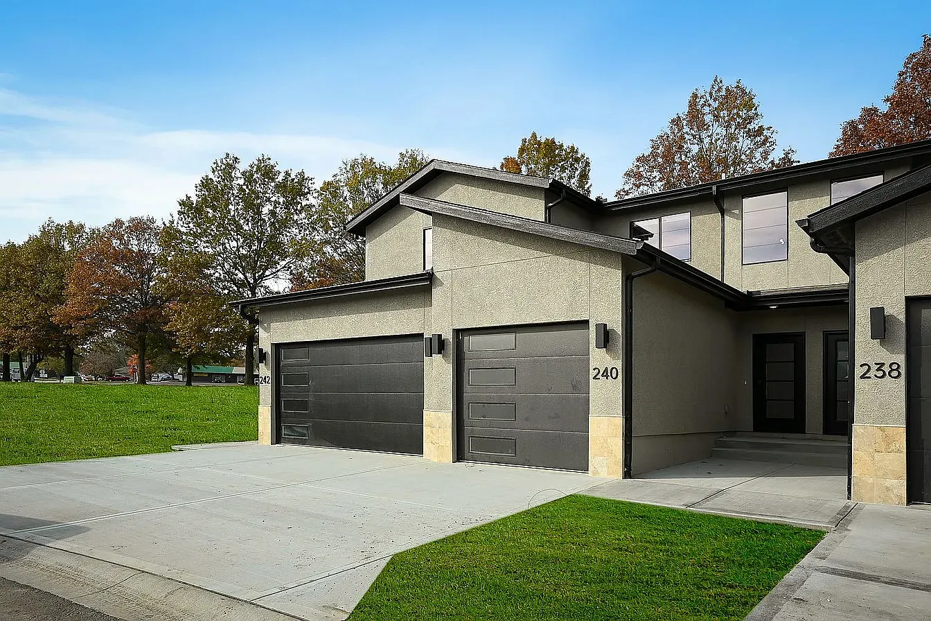 221 West Pine. Raymore, MO 64083 — Photo 2