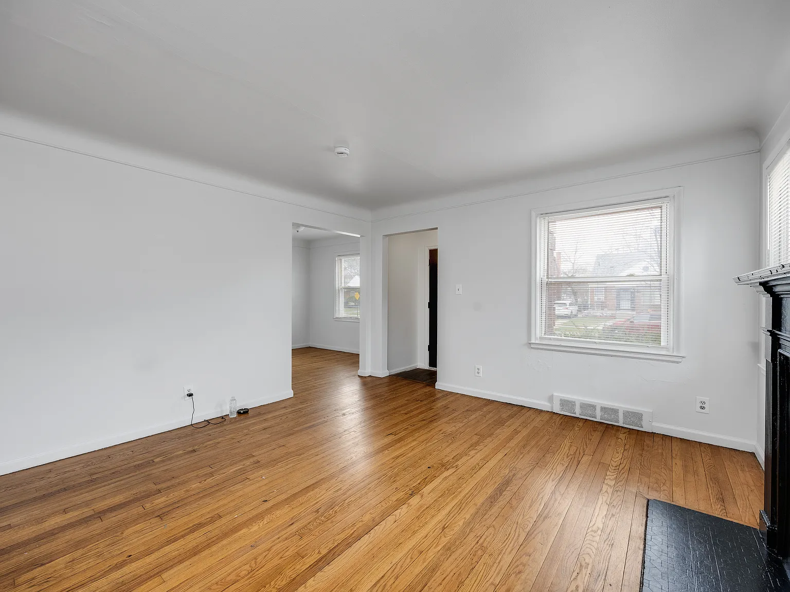 3 bed, 1.0 bath, 876 sqft, $1,250 — Photo 4