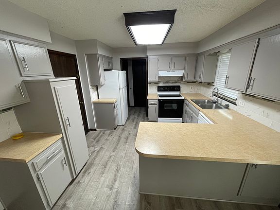 4th image of 607 SE Bayberry Ln APT B