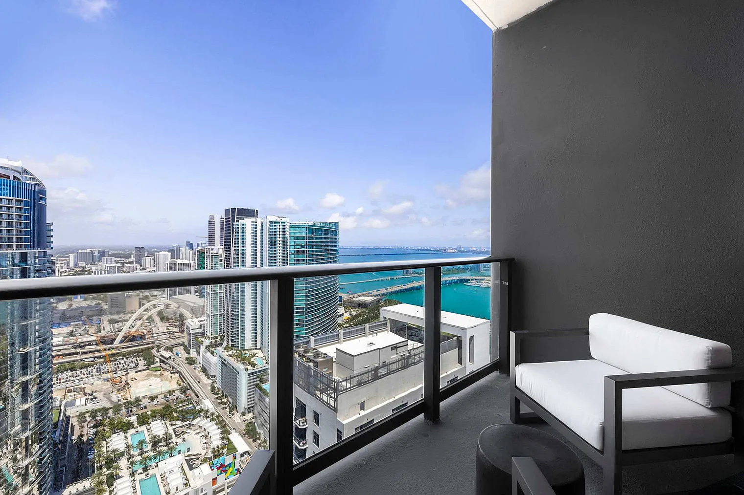 1 bed, 1.0 bath, 581 sqft, $3,447 — Photo 4