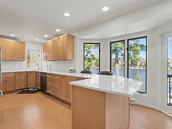5th image of 203 River St E