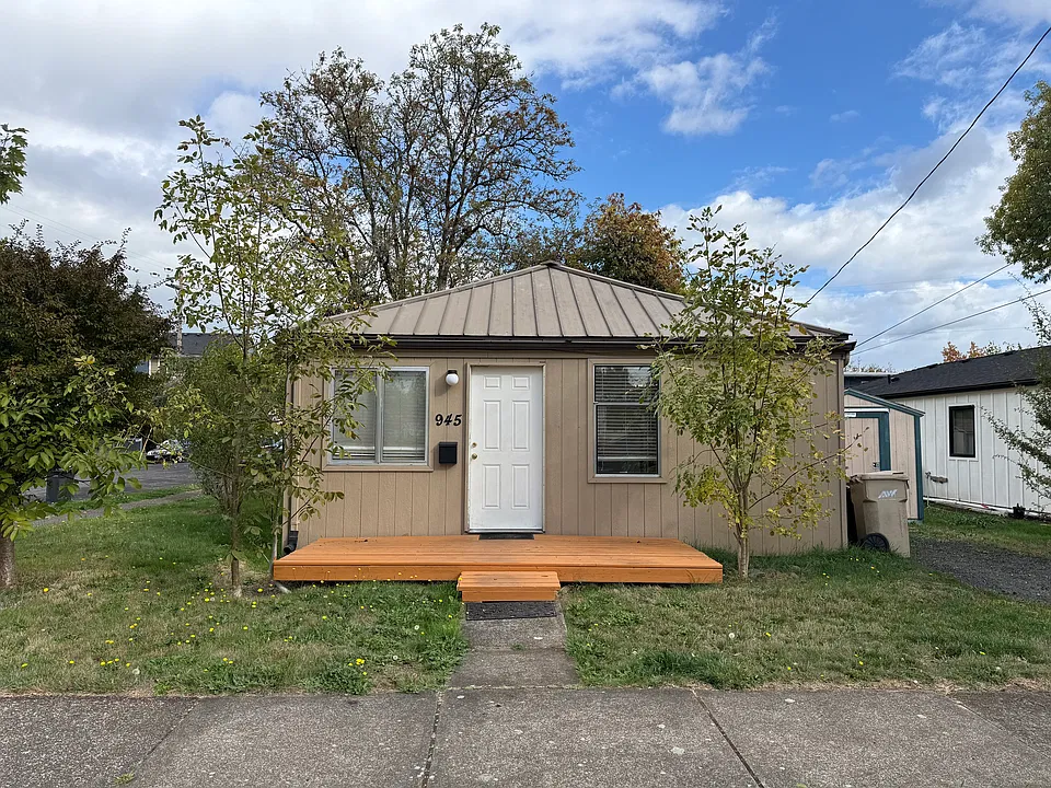 945 NW 25th St