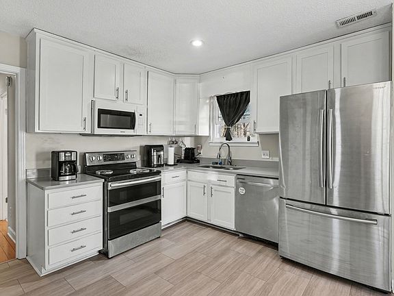 5th image of 1223 Main St