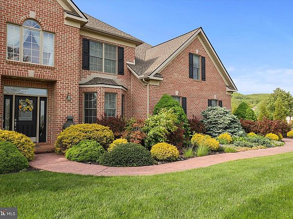3rd image of 190 Hickory Ln