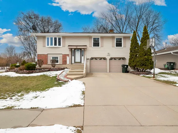 2004 E Parkview Cir, Hoffman Estates, IL 60169