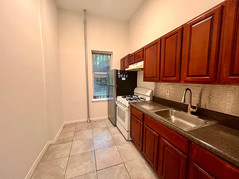 233 Troy Ave #BL — Photo 4