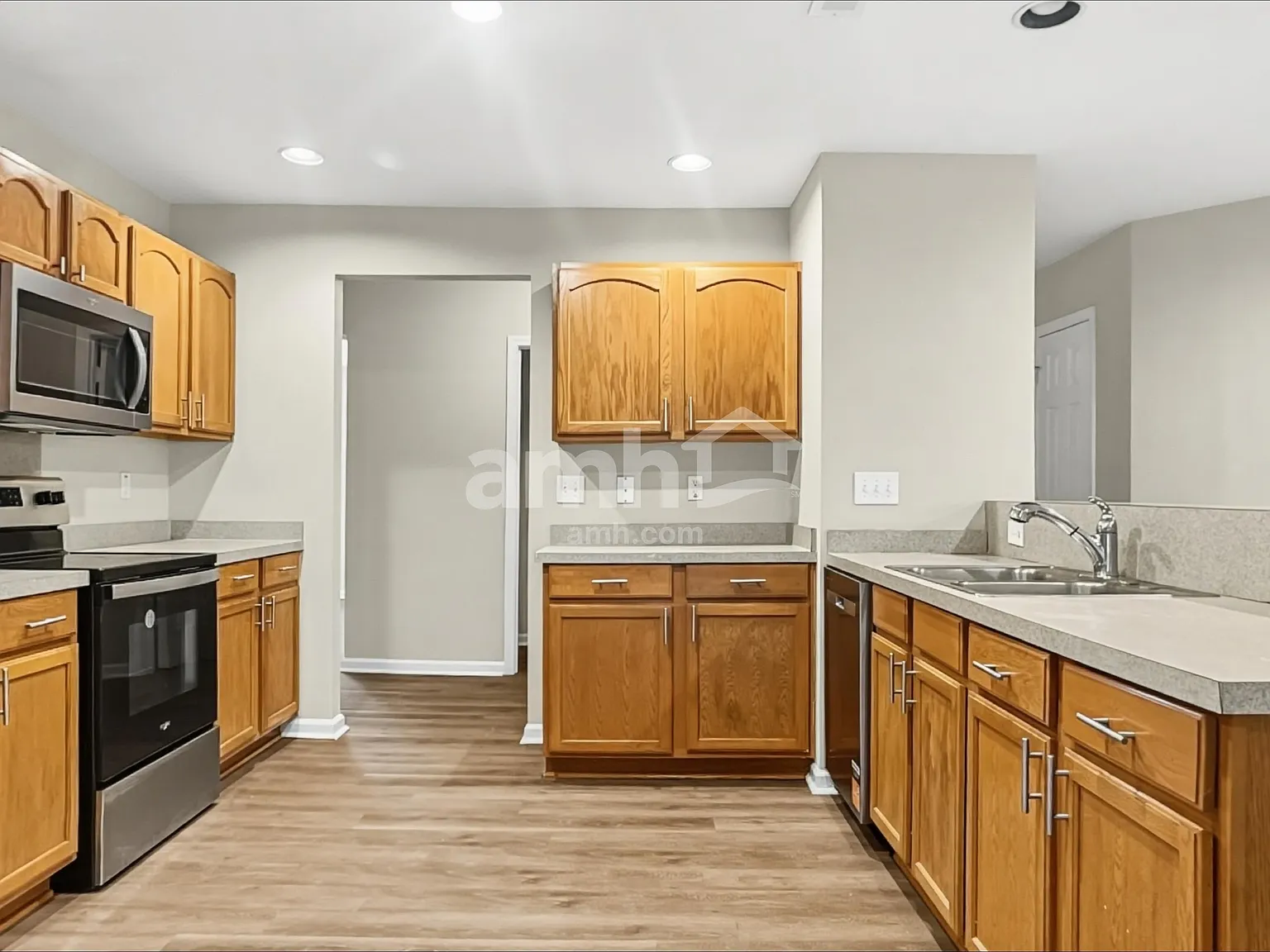 5 bed, 2.5 bath, 2590 sqft, $2,645 — Photo 4