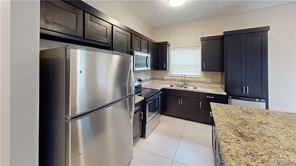 3 bed, 2.0 bath, 975 sqft, $1,250 — Photo 3
