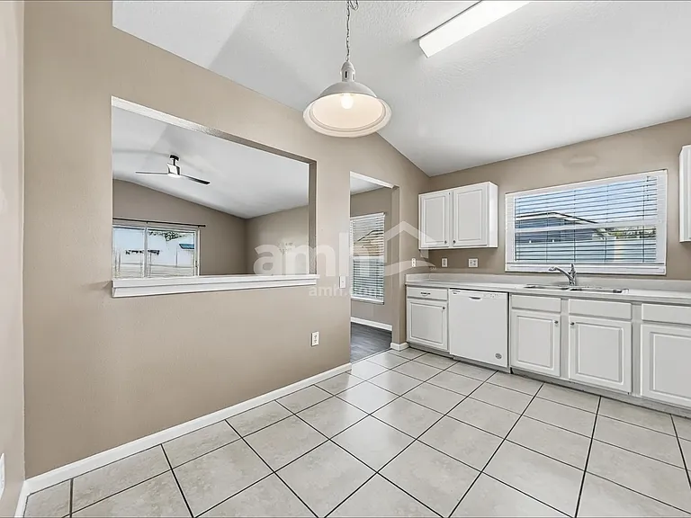 1107 Summer Breeze Dr — Photo 4