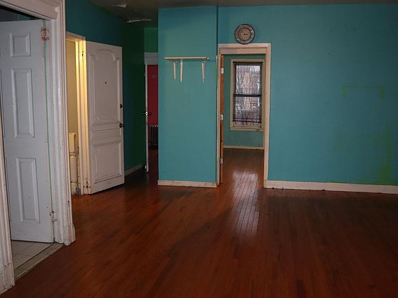 Living room (Roughly 17.5ft x 16ft)