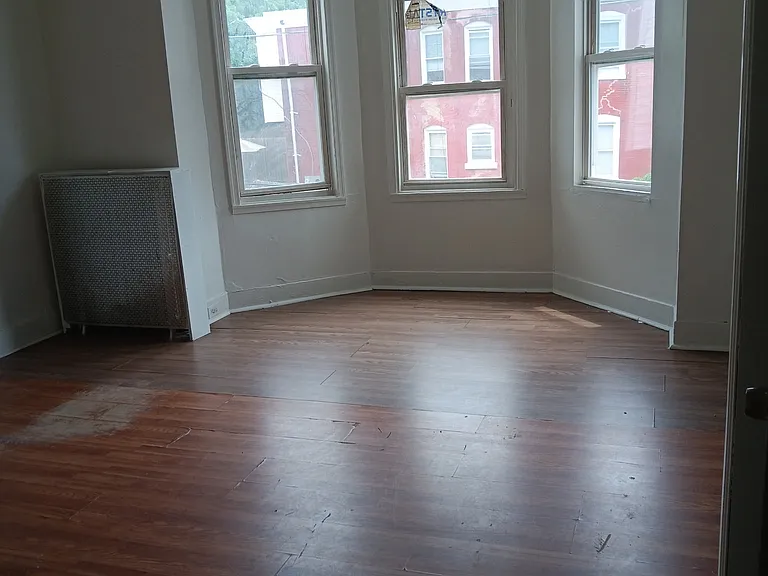 131 E Coulter St — Photo 5
