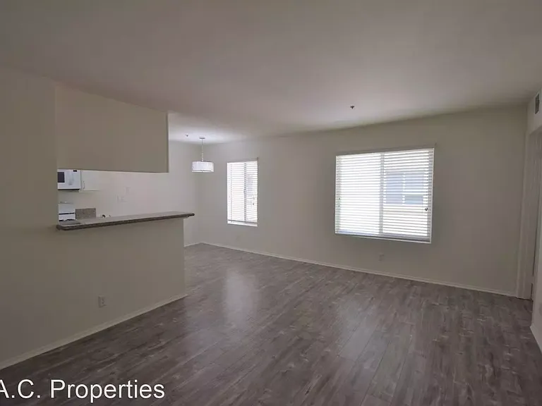 11505 Riverside Dr — Photo 6