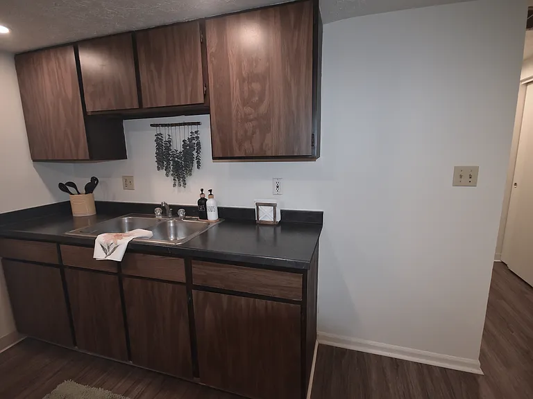 Waveland Place Apartments — Photo 6