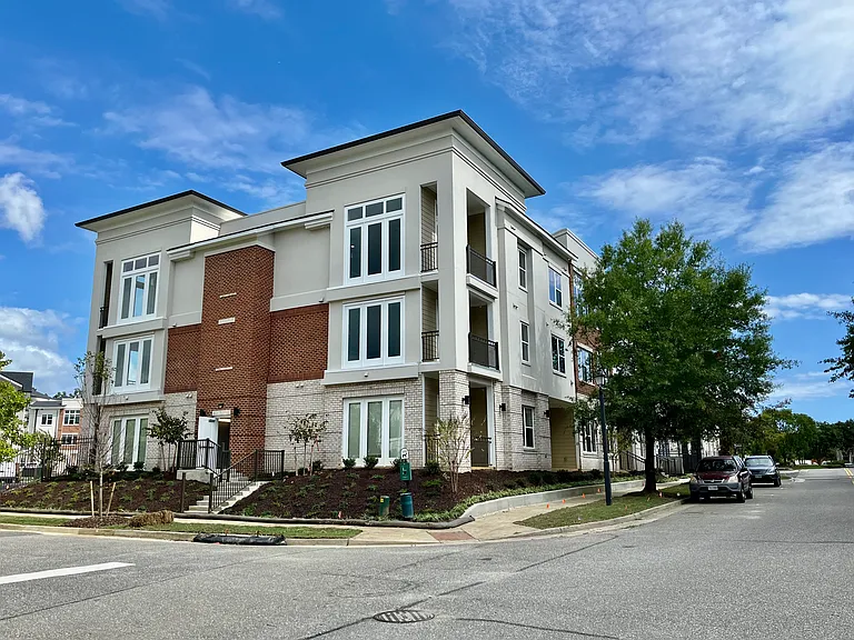 Manor on the Green Apartments — Photo 1