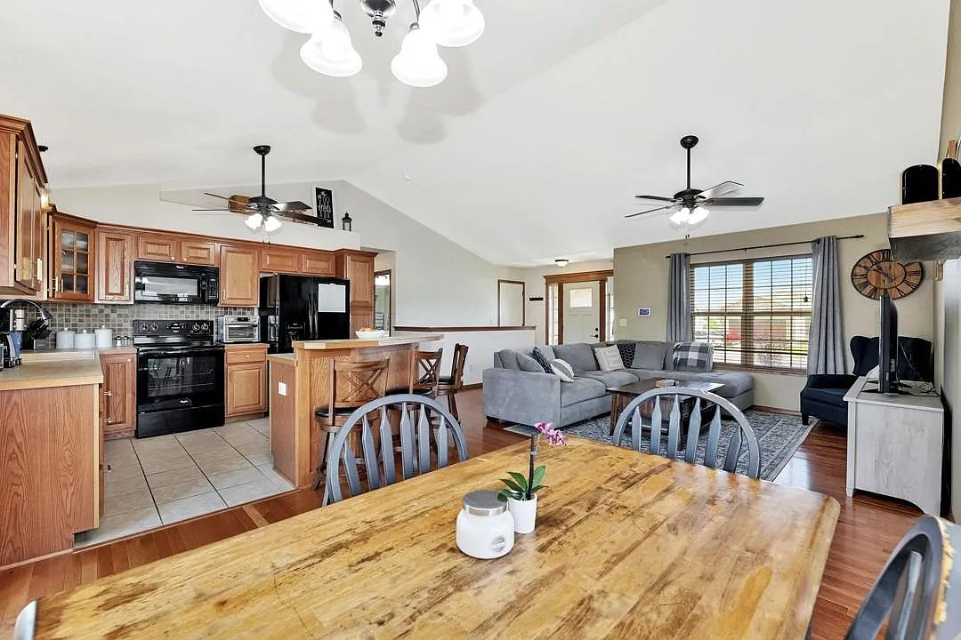 4 bed, 2220 sqft, $2,200 — Photo 4