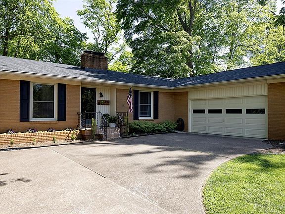 3rd image of 1016 Meadowwood Ln