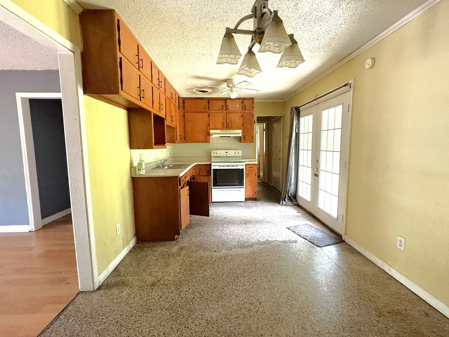 3/1.5 Brick Home in Greenwich Hills — Photo 4
