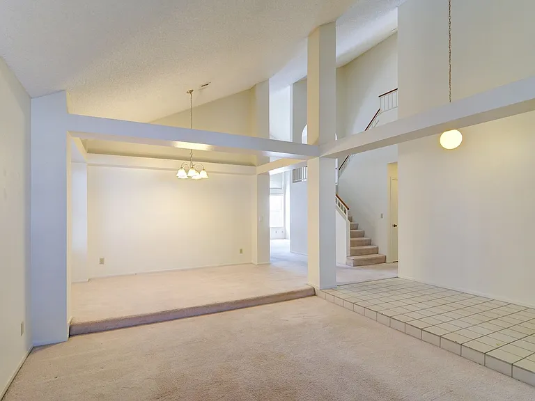 217 S White Cloud Cir — Photo 2