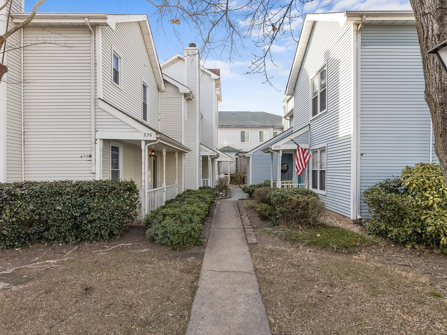 3 bed, 2.5 bath, 1280 sqft, $2,400 — Photo 2