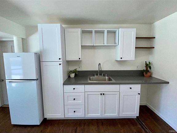 2nd image of 832 E 7th St #832