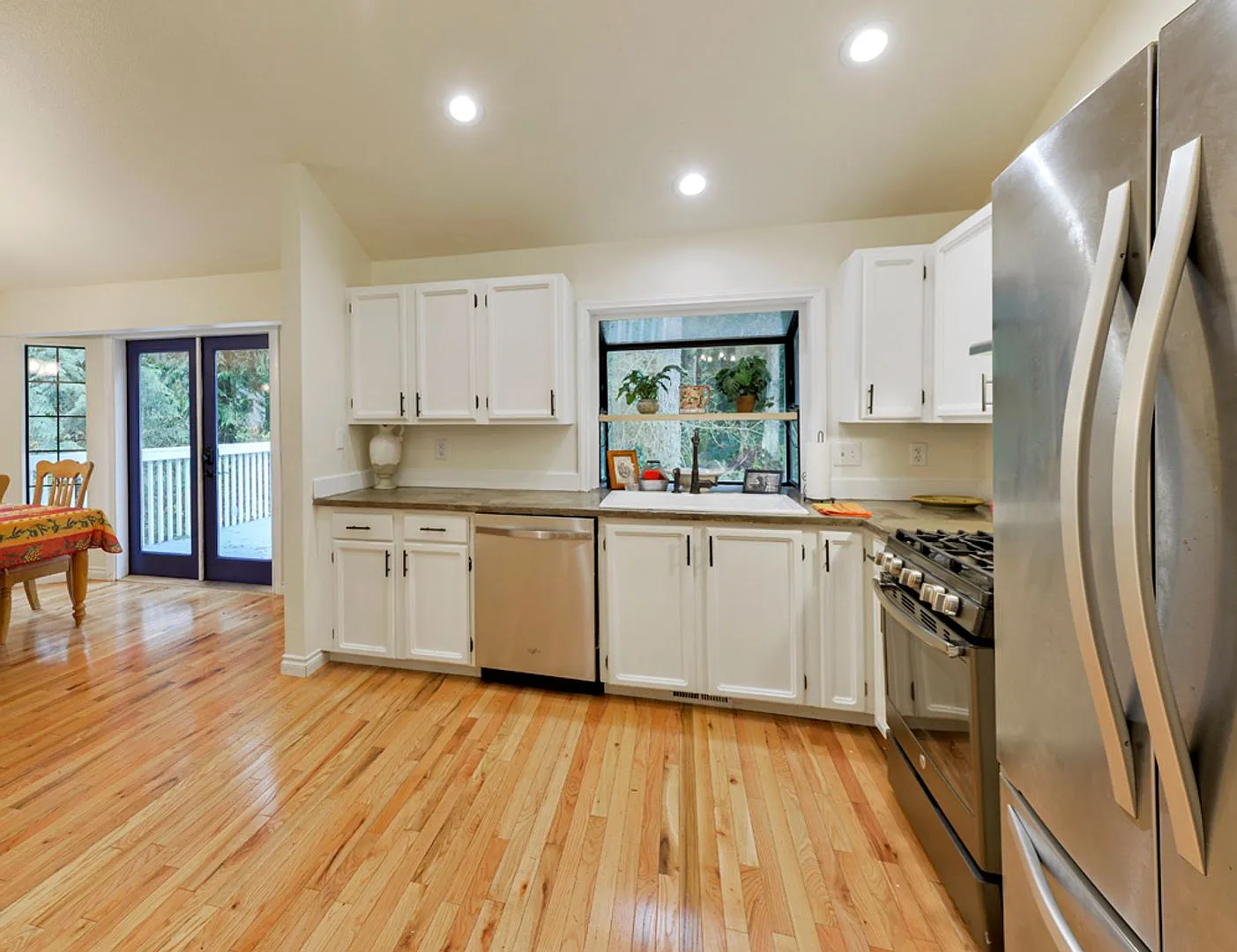 Beautifully Remodeled Home - 3 Bed/3 Bath - Large Private Fenced Yard - RV Parking - Issaquah — Photo 4