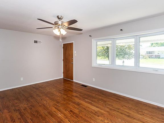3rd image of 12023 Glengrove Dr
