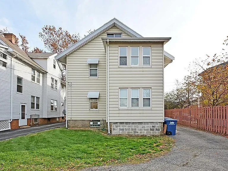 SSpacious lower-level unit in a duplex (a perfect blend of character and convenience in one of Lakewood's most sought-after neighborhoods- walking to distance to everything