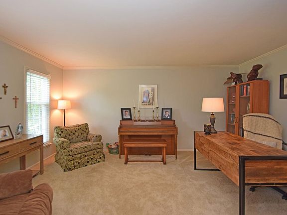 3rd image of 809 Farmsworth Ct