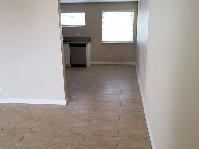 325 E Leatrice Ln — Photo 4
