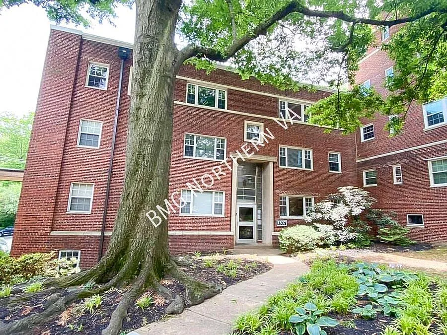 1307 N Ode St #402