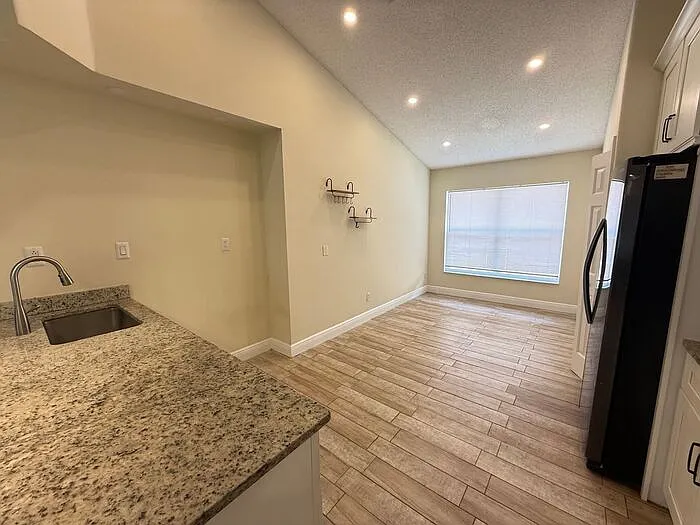 1221 Singleton Cir — Photo 4