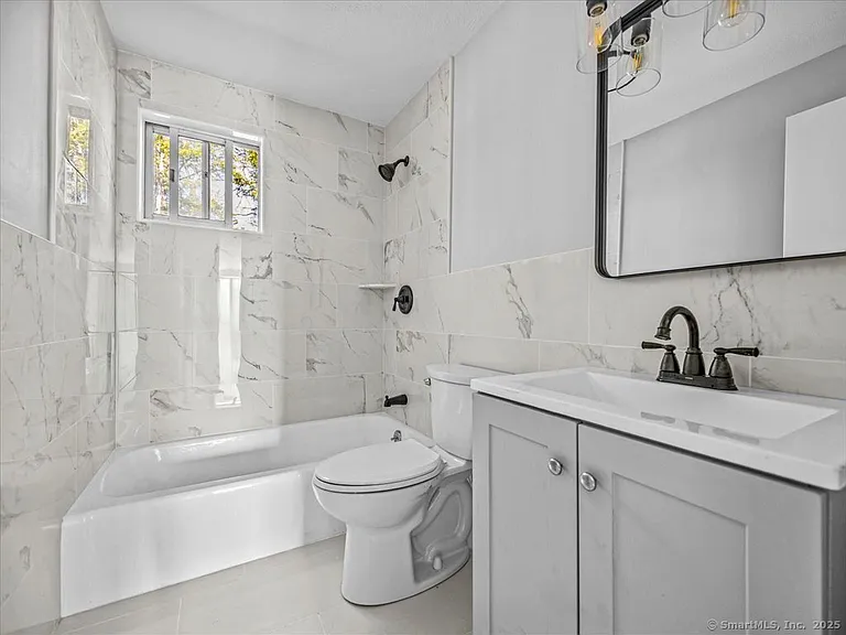 98 Carlton St #201 — Photo 3